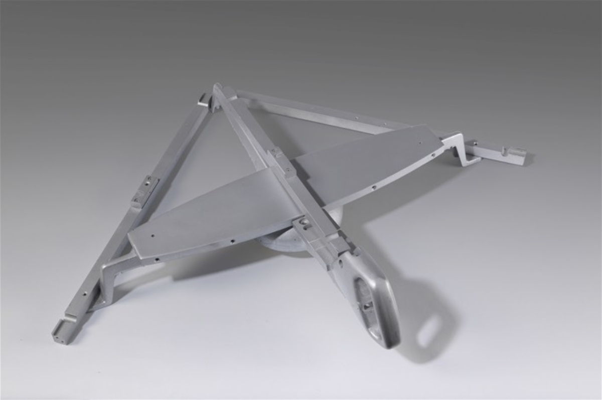 hsa_1976_Armbrust_Object_59x59x16_war